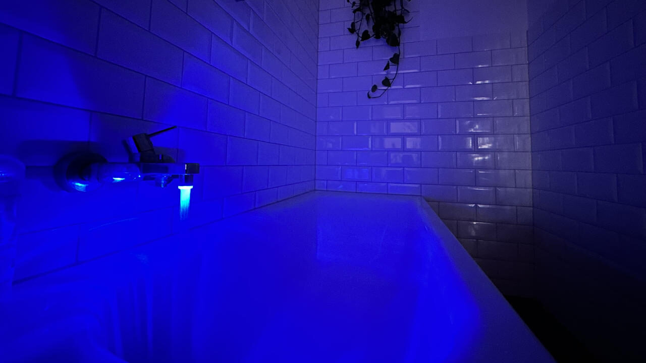 LED Wasserhahn-Aufsatz an Badewanne