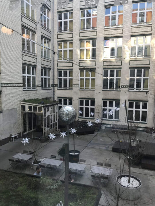 Michelberger Hotel Innenhof im Winter