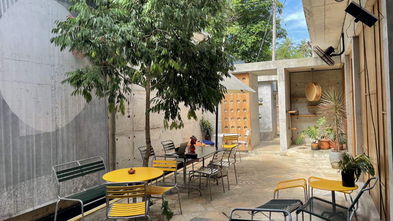 Innenhof im Mond-Café Sri Lanka